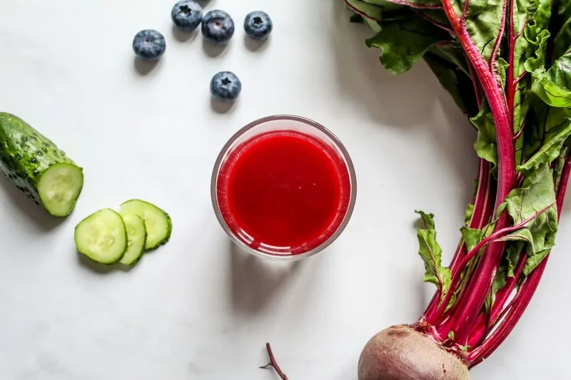 Jus de betterave et concombre frais maison, un jus de légumes qui se conserve peu de temps