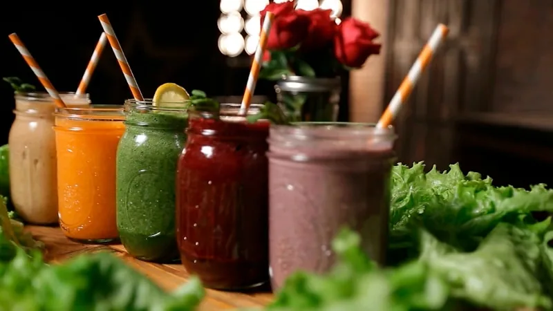 Verres de jus vert frais préparés maison - Recettes céleri | Joy Juice