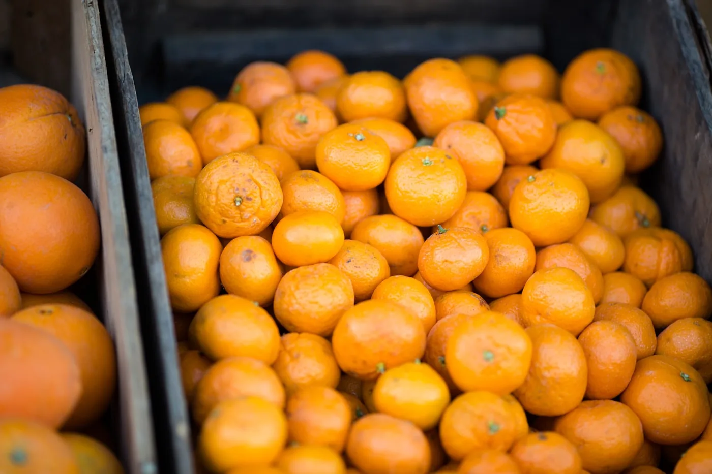 Cageot d'oranges et agrumes frais sur un marché, matière première d'un jus pressé